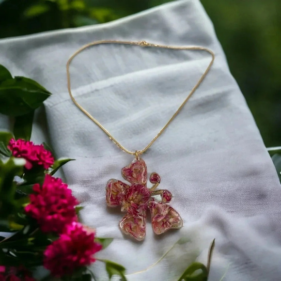 Bespoke Butterfly Floral Gomphrena Resin Statement Necklace Gold Plated Chain - Picture 5 of 6